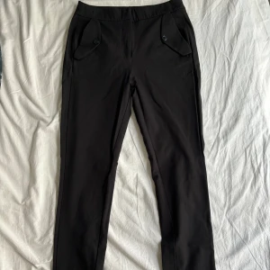 Svarta kostymbyxor - Bra skick, nästan aldrig använda. 