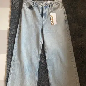 Helt nya jeans från only, nypris 629 kr, aldrig använda. Storlek 27/32, så ungefär 38. 