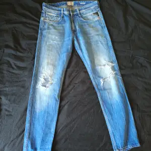 Riktigt feta replay jeans i bra skick 7/10 Dom är i storlek 30 33 ny pris är ungifär 1700 mitt pris 800 går o diskutera vid snabb affär 