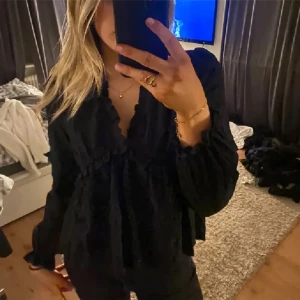 Nakd blus - Säljer den då den inte kommer till användning!!! Köpt på Plick med prislappen kvar för 1 månad sen!!! Lånad bild, nypris 450kr