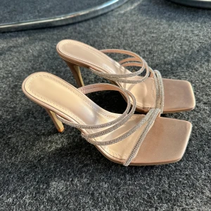 Klackskor  - Klackskor med strass, aldrig använda❤️❤️