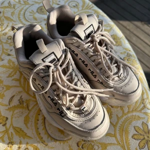 Filaskor storlek 37,5 - Supersnygga Filaskor i storlek 37,5. I gott skick. En mer chunky sko. Bekväma att gå i. 