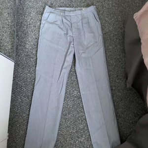 Kostym yxor - Kostymbyxor jag köpt secondhand för något år sedansom inte kommit till användning av mig. Blå vit tunt randiga