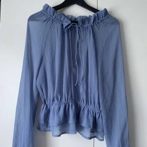 Blå blus från NA-KD - Jätte fin blus som inte kommit till användning för mig så mycket på senaste.