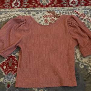 hjälper min vän sälja kläder då hon ska flytta utomlands!! super fin rosa blus i storlek S, nyskick💘50kr + frakt
