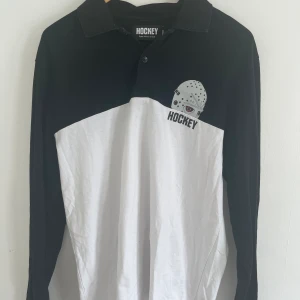 Hockey trörja - En snygg Hockey Longslevee i storlek L. Tröjan har inga defekter och är i bra skick. pris 200kr