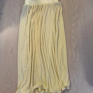 Gul somrig långkjol - Bra skick