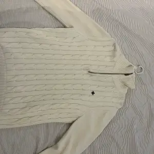 Säljer denna stickade tröja från Morris. Använd fåtalet gånger och hänger numera i garderoben. Färgen är cremevit 