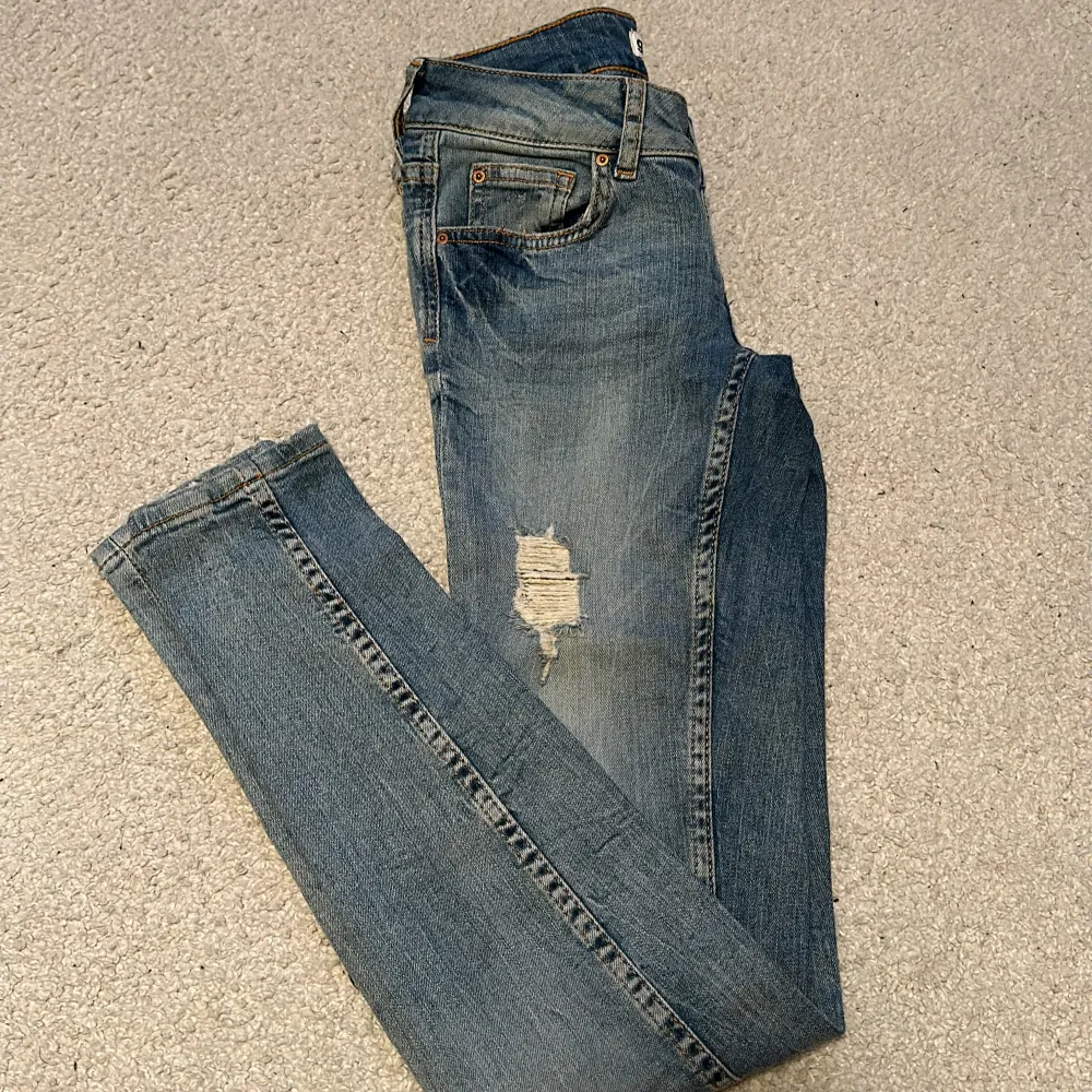 Lågmidjade tajta  jeans med liten slitning. Storlek 34, använt fåtal gånger. I bra skick! . Jeans & Byxor.
