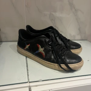 Arigato skor  - Skick: 6/10 Storlek 41 men passar 42/5 Pris kan diskuteras 