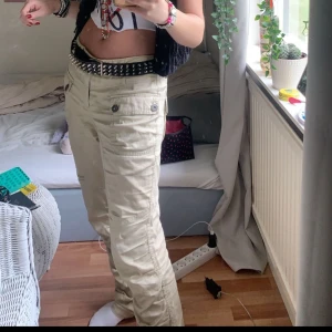 Tygbyxor 90s - as najs byxor i gott skick. väldigt 90s midjemått: 42cm mätta rakt över innerbenslängd: 80cm