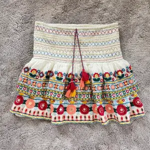 Säljer denna populära kjol från zara! Storlek M men passar mig som är S. Kjolen är använd fåtal gånger och i jättebra skick! 💕💕