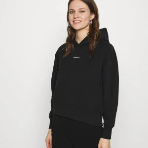 Calvin Klein  HOODIE - Svart Calvin Klein hoodie, i storlek XS.  Skulle säga att den även passar en som är S. Då modellen är lite over size.  Bra skick, använt fåtal gånger.  (Ligger även ute på tradera. 