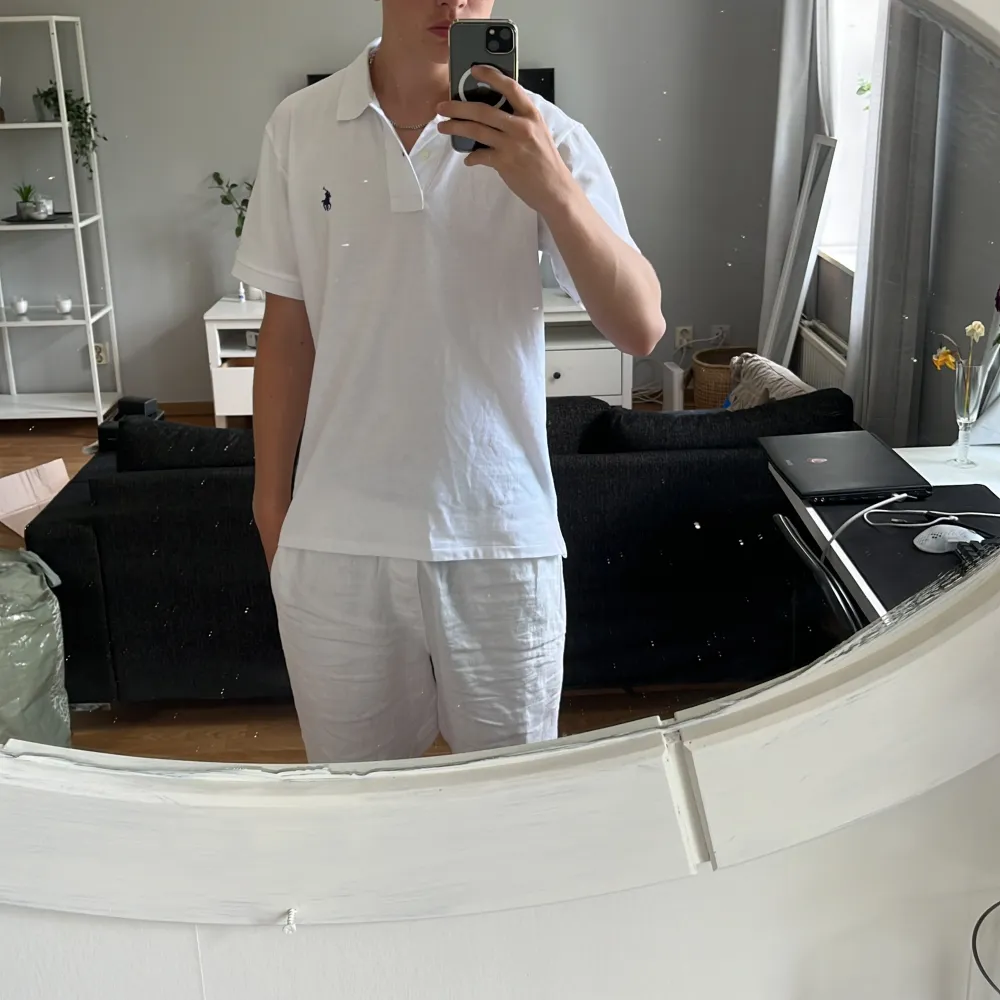 En jättefin Ralph Lauren Piké skick 10/10. Säljer denna då jag tycker den är lite för stor för mig. Perfekt ljus färg inför sommaren☀️. (Pris kan diskuteras) Hör av er vid minsa lilla fundering😊. T-shirts.