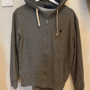Ralph Lauren mjukisdress - Riktigt fin Ralph Lauren dress som e i 9/10 skick. Hoodie i M, byxor i L. Har bara hängt i garderoben x antal år därav säljer jag. Har du några frågor så e de bara att höra av sig! 