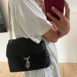 Rebecca minkoff väska - Svart väska i läder från Rebecca Minkoff som är några år gammal men fortfarande väldigt fin och inga skador/märken💕