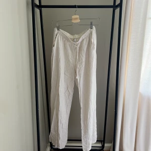 ”Linnebyxa” beige  - Raka beigea byxor från stravidarius som påminner om linnebyxor men har inte det ”typiska” linnematerialet. 