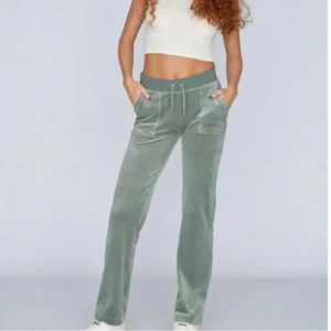 Juicy couture  - Säljer dessa juicybyxor💗 ploppen på ena snöret är av, säljer billigt 💗. 