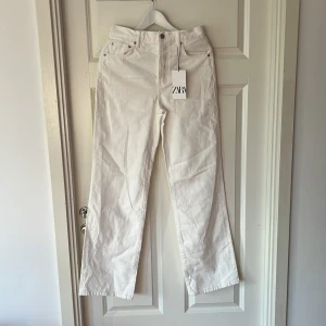 Zara jeans loose fit high waist - Helt nya med prislappen på, zara jeans i strl 36/s vita fräsha loose fit jeans! 