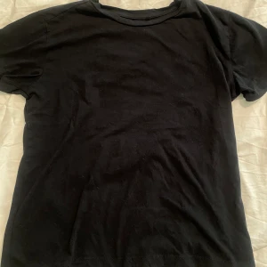 Basic Svart Topp - Basic topp i storlek S♡ Skicka gärna prisförslag ♡ Frågor? Kontakta mig, svarar snabbt♡ 