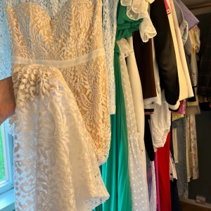 Bröllopsklänning/Balklänning - Köpte den här för ca 3 år sedan. Det är en stl ”10 UK” alltså S/M men när jag fick hem den var den mer som en S. Den passade inte men sparade den ”ifall att någon dag”.  Den är så vacker & mjuk i tyget. Har ett litet enklare släp & spets över axlarna