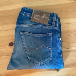 Säljer dessa Jacob cohen jeans modell 622 färgen marinblå i storlek 30 som sitter ungefär som W32 L32. Otroligt bra skick utan några defekter alls. Nypris ligger på ca 5000. 
