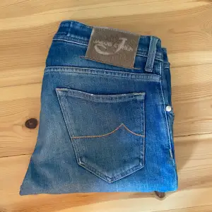 Säljer Jacobcohen jeans modell 622 färgen marinblå i storlek 30. Otroligt bra skick utan några defekter alls. Nypris ligger på ca 5000. 