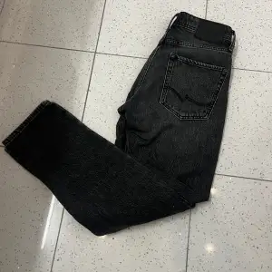 Tjena säljer nu ett par riktigt snygga Jack n Jones jeans i färgen svart/grå. Dom är i storleken 28 30 och  är i modellen loose Chris. Hör av er angående frågor eller kring funderingar ✔️