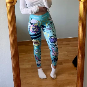 Träningsbyxor  - Asssköna träningsbyxor! Sitter jättebra vid magen! Byxorna har inga skador eller fläckar🫶🏻