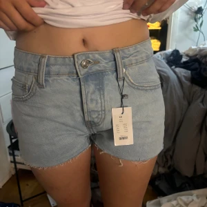 Jeans Shorts - Ett par helt oanvända Shorts Super fina Jeans shorts  Skriv om ni har frågor 💕