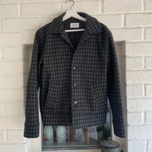  Libertine Libertine Jacka - Jacka från Libertine Libertine. Storlek Small. Bra skick. Köpt för runt 3000kr Dm om du har några frågor✌🏼