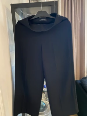 Byxa - Svart vid byxa från Zara, strl S, en kortare variant Dragkedja i sidan 