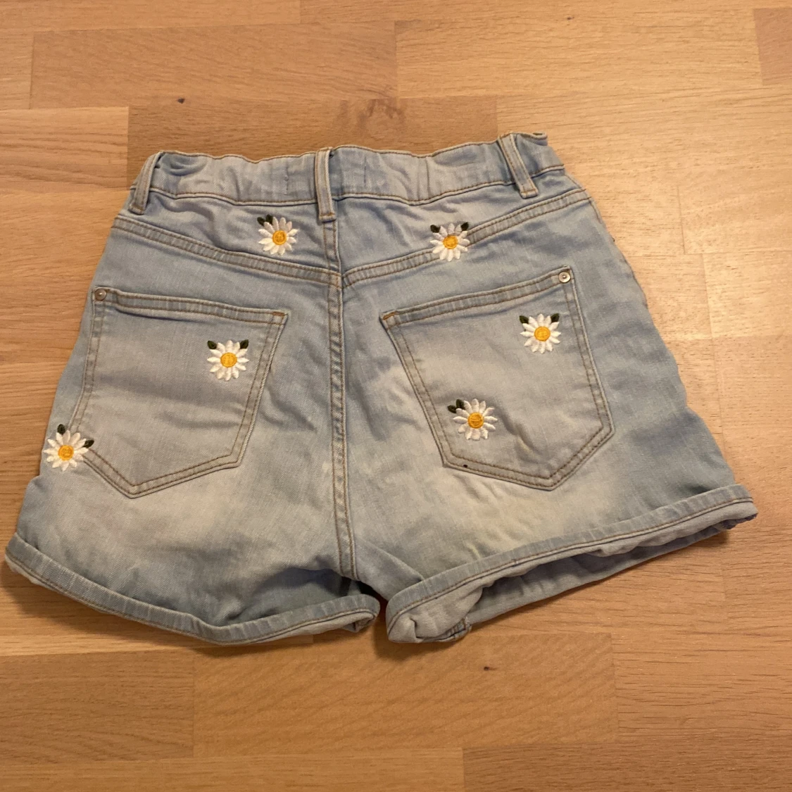 Säljer dessa gulliga jeans shorts då dom inte är för mig💛 - 90