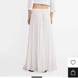 Vit långkjol - En fin vit lång kjol perfekt till sommaren. Superfint och skönt material. 