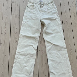 Vita jeans - Ett par raka, högmidjade benvita jeans från Zara i storlek 36.