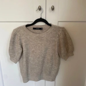 kortärmad stickad - Väl använd och lite nopprig men inget som riktigt syns, annars inga defekter!💗