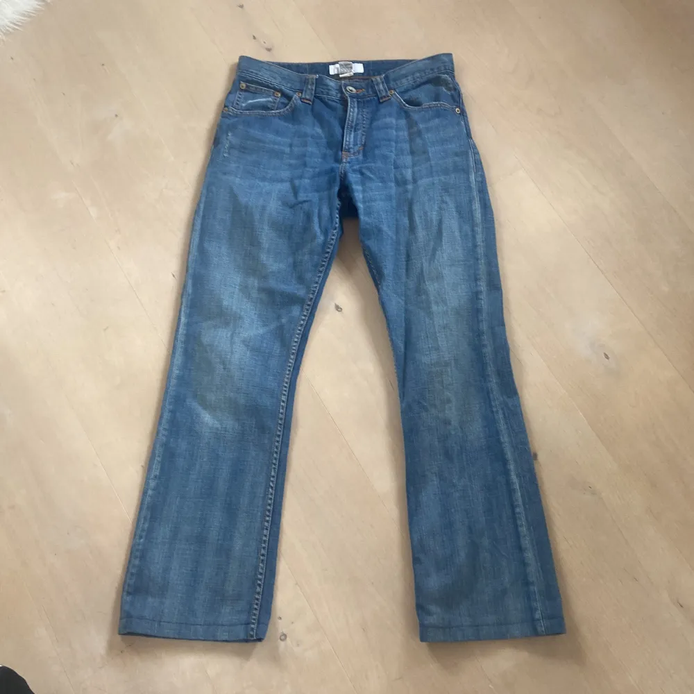 Lågmidjade raka blåa jeans från Armani exhange, använda några gånger där varken fläckar eller andrar defekter finns. Strl S: waist 26/27. Säljer pga av att de är för korta för mig. Nypris 900 kr. Jeans & Byxor.