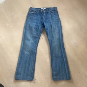 Low waist jeans - Lågmidjade raka blåa jeans från Armani exhange, använda några gånger där varken fläckar eller andrar defekter finns. Strl S: waist 26/27. Säljer pga av att de är för korta för mig. Nypris 900 kr