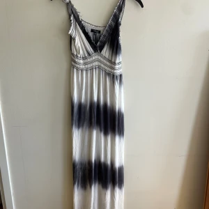 Sommarklänning  - Fin sommarklänning i skönt material  Passar allt från Xs-M