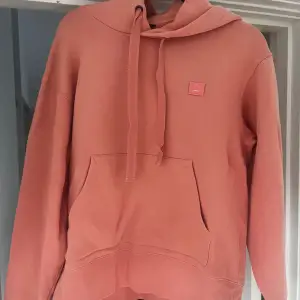 Säljer denna coola hoodie från Acne i storlek S/M beroende på hur man vill att den ska sitta💓Bra skick då den använts fåtal gången! Nypris ca 3000kr. Frakt ingår inte i priset. Kan även mötas upp i Stockholm!🙌