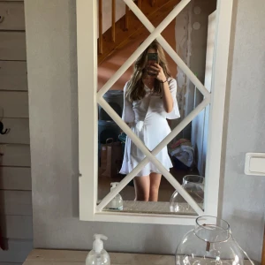 Klänning - En klänning från bubbleroom i storlek 32. Den är i bra skick och har använt den en gång, för att jag har bara använt den på konfirmation. Den kommer inte till användning längre💘Samt jag köpte klänningen på Plick💞