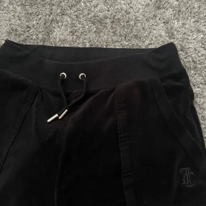 Juicy couture byxor  - Säljer mina juicy couture byxor som är i den lågmidjade modellen, använda men inte sönder eller några defekter, kommer tvättas innan jag skickar då de inte är tvättade på bilderna. Stl Xs, kom gärna med prisförslag