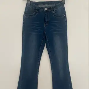 Mörkblåa fina flare Jeans i storlek XS! (Dm för exakt info om storleken i cm o allt annat).