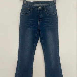 Flare Jeans - Mörkblåa fina flare Jeans i storlek XS! (Dm för exakt info om storleken i cm o allt annat).