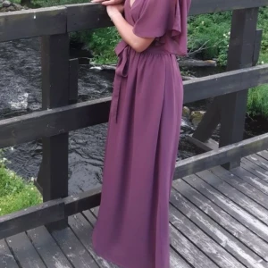 Mörkrosa klänning - bubbleroom - Storleken på klänningen är 34 och är uppsydd för en person som är 165 cm lång. Endast använt 1 gång. Nypris: 899 kr.