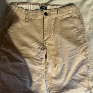 Linne shorts - Jag säljer nu mina beiga linne shorts ifrån jack&jones. De är för små för mig, använt ett par ggr men de är inget som syns.
