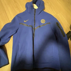 Nike tech chelsea  - Köpte den för ett bra tag sen men den är knappt använd o den äe inte heller sliten på nått ställe. Den är i fint skick.