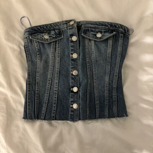 Jeans topp - Säljer min mökblå jeanstopp från zara med prislapp kvar🥰 pris kan diskuteras