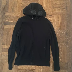 C.P. Company Zip Hoodie - Nypris: 3300 kr  Mycket bra skick! Storlek: 50 (L)