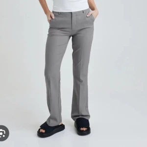 Grå kostymbyxor  - Gråa kostymbyxor från Vikbolandet i storlek 42. Gott skick, säljer pågrund av för liten storlek. Skriv för mer frågor eller bilder. Kan alltid gå ner i pris bara fråga:).